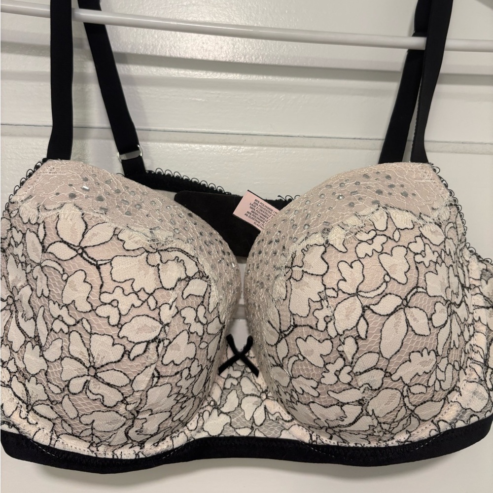 Victoria’s Secret Chic Floral Lace Bra 36D Black and Cream